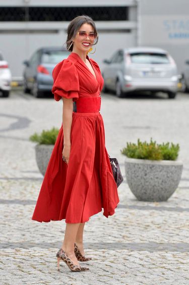 Macademian Girl - nowe zdjęcia. Jak wygląda w czerwonej sukni?