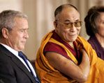 Bush na złość Chinom odznacza Dalajlamę
