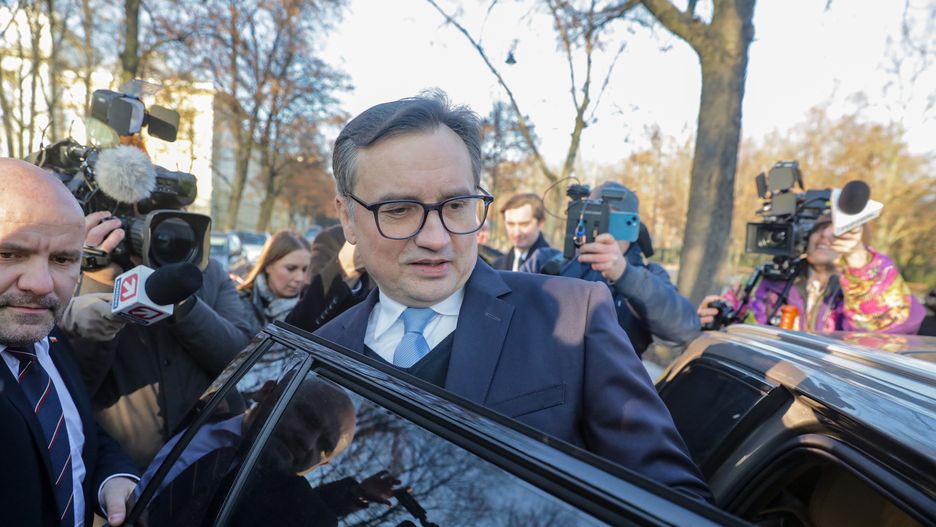 Warszawa, 02.12.2024. Były minister sprawiedliwości Zbigniew Ziobro (C) i polityk Suwerennej Polski Mariusz Gosek (L) po konferencji prasowej przed siedzibą Kancelarii Prezesa Rady Ministrów w Warszawie, 2 bm. (mr) PAP/Tomasz Gzell