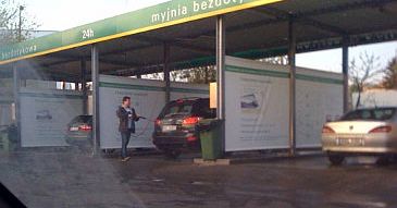 Jacek Kawalec też oszczędza na myjni