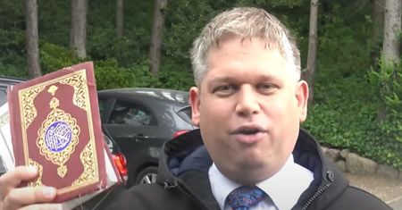 Chciał spalić Koran. Źle się to skończyło. Polityk musiał uciekać