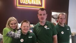 "Ludzie nie chcą przychodzić, bo mamy Downa". Twórcy Cafe Równik walczą z dyskryminacją niepełnosprawnych pracowników