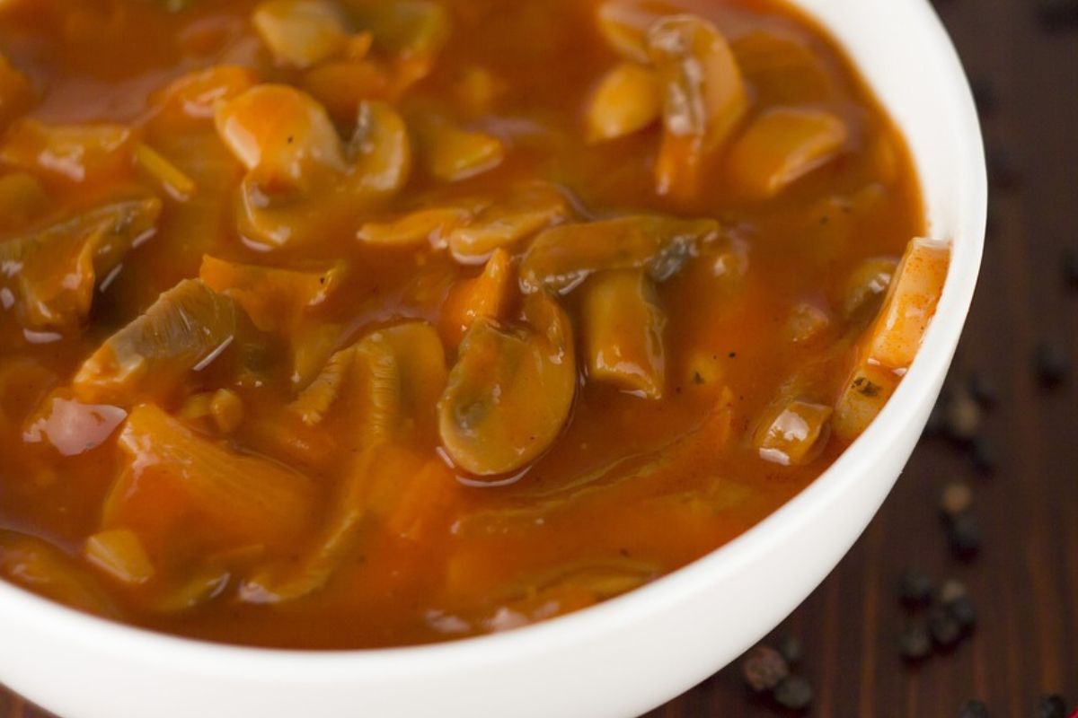 Ewa Wachowicz przyrządza leczo z pieczonych warzyw