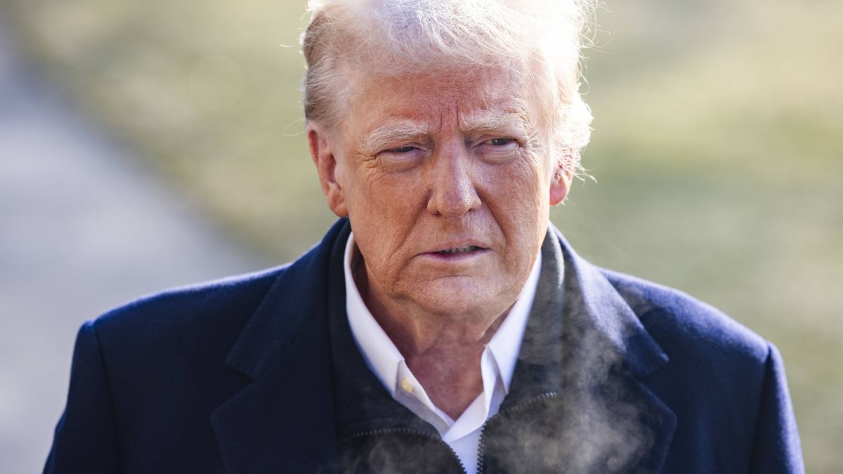 President Trump departs White House for disaster tours in North Carolina and California
epa11849807 US President Donald Trump speaks to reporters as he departs the White House for North Carolina, where he is expected to tour hurricane damage, followed by a visit to tour fire damage in Los Angeles, in Washington, DC, USA, 24 January 2025. Trump spoke about the upcoming Congressional vote on his nominee for Department of Defense Hegseth.  EPA/JIM LO SCALZO 
Dostawca: PAP/EPA.
JIM LO SCALZO
head, leader