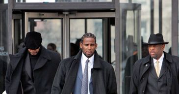R.Kelly zmuszał 13-latkę do seksu w trójkącie!