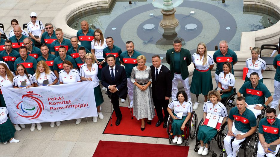Warszawa, 16.08.2021. Prezes Polskiego Komitetu Paraolimpijskiego Łukasz Szeliga (C-L), Agata Kornhauser-Duda (C) i prezydent RP Andrzej Duda (C-P) podczas ceremonii wręczenia nominacji dla reprezentacji Polski startującej w XVI edycji Letnich Igrzysk Paraolimpijskich, które odbędą się w dniach 24 sierpnia - 5 września br. w Tokio, 16 bm. (paw) PAP/Piotr Nowak