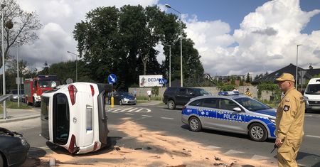 Wymusił pierwszeństwo. Uderzył prosto w nieoznakowany radiowóz