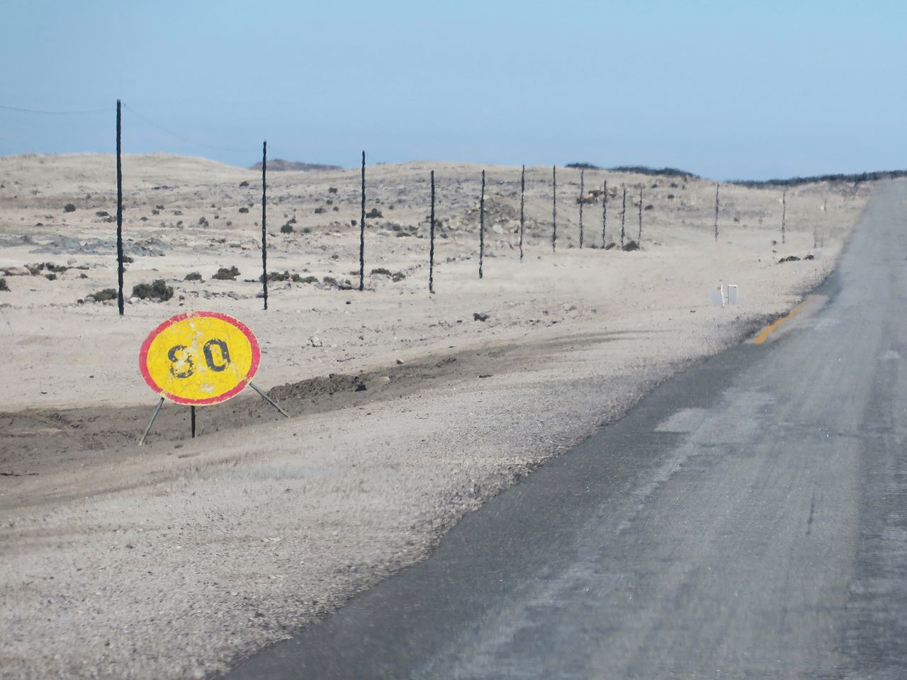 Podobnie do nieoczekiwanych pustelników, znaki stały przy zakurzonych drogach - nieruchome, dyskretne i oświetlone ostrym słońcem pustyni. Samochód, który je mijał był prawdopodobnie jedynym gościem, jakiego widziały od dawna na tym pustkowiu - opowiada o swoim projekcie autorka.