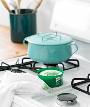 Aby była czysta, rozprowadź warstwę wosku samochodowego. Następnie za pomocą  ręcznika papierowego (lub miękkiej szmatki) usuń produkt z powierzchni. Wosk będzie ochroną, dzięki której trudniej będzie się na kuchence osadzić brud.