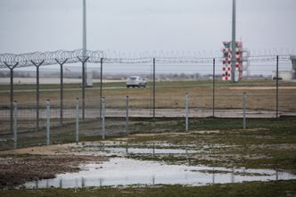 Lotnisko w Modlinie. Jest pozytywna opinia ws. naprawy pasa startowego