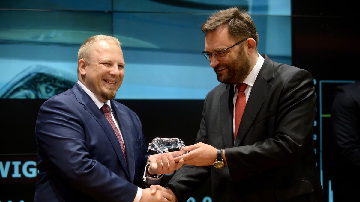 Prezes InPost Sebastian Anioł oraz prezes GPW Paweł Tamborski