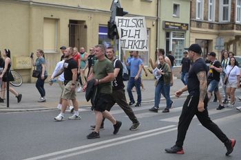 Grudziądz: Policjanci rozliczają uczestników manifestacji "Stop nielegalnej imigracji". Do ukarania kilkadziesiąt osób!