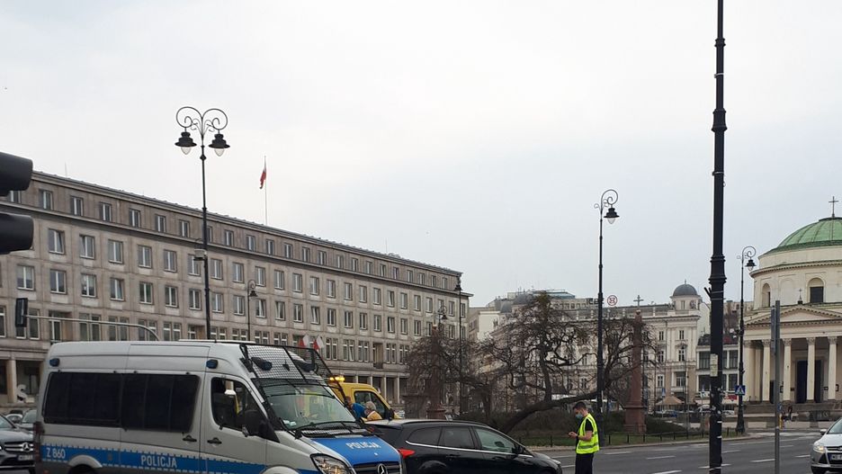 Warszawa. Kolizja na placu Trzech Krzyży. Zablokowana jezdnia w kierunku ronda Gaulle'a