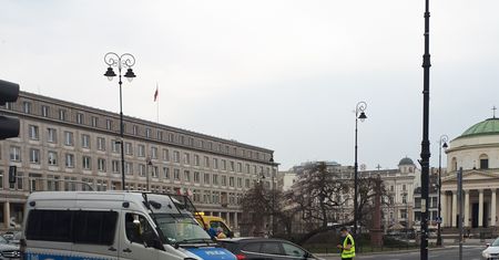 Warszawa. Kolizja na placu Trzech Krzyży. Zablokowana jezdnia w kierunku ronda Gaulle'a