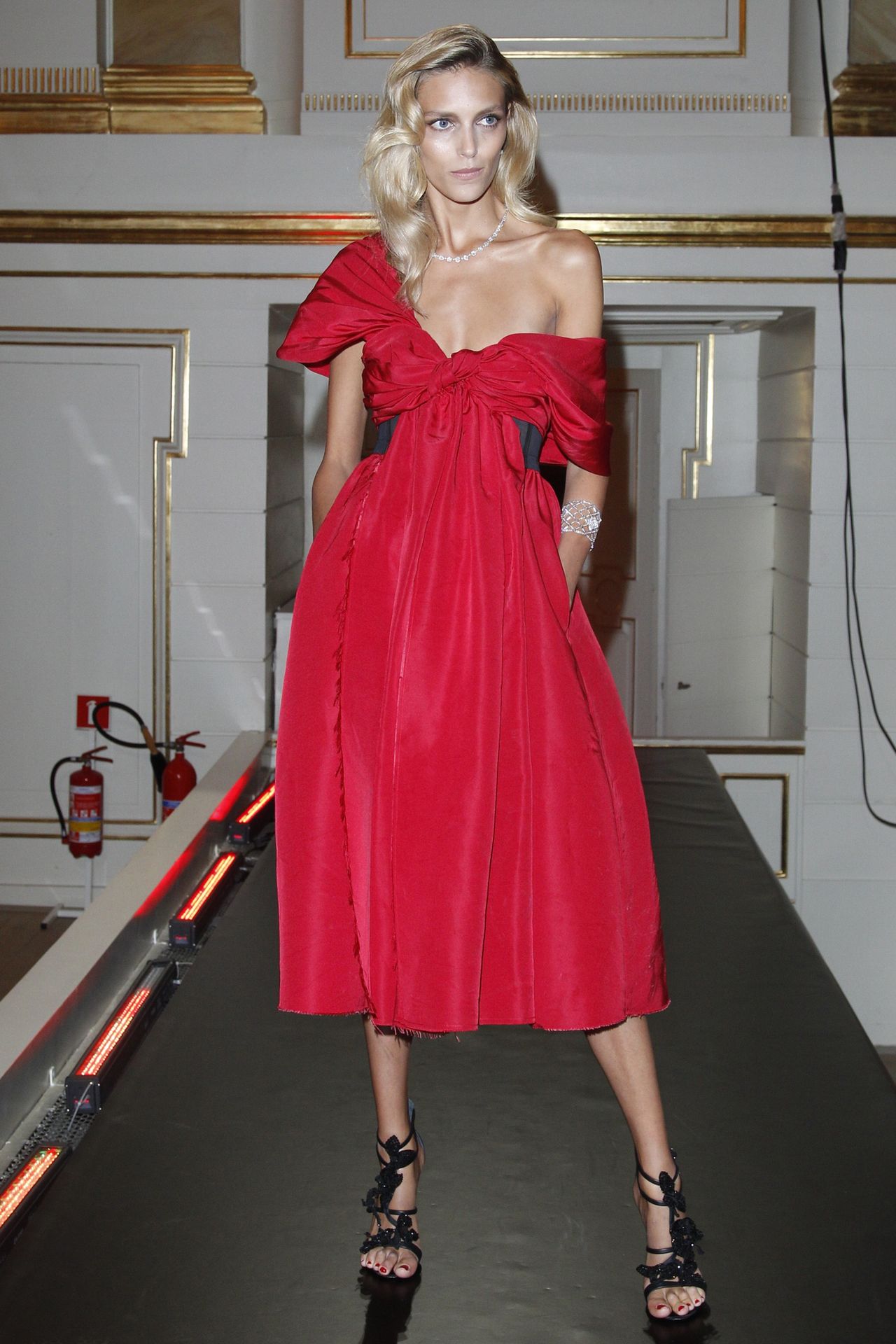 Anja Rubik w czerwonej sukience w stylu retro