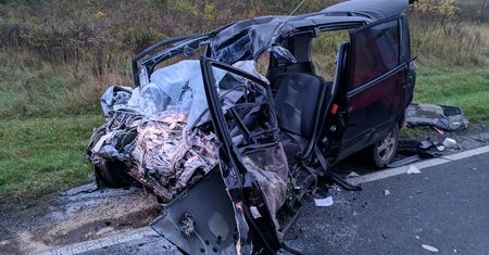 Śmiertelny wypadek tira i mazdy na DK82 w Łuszczowie. Nie żyje jedna osoba