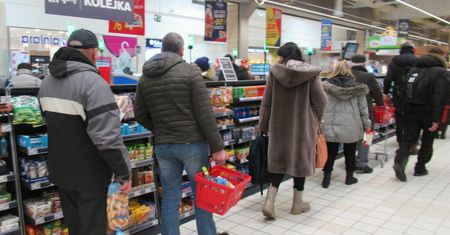 Przybywają tłumnie. W polskich sklepach robią ogromne zakupy
