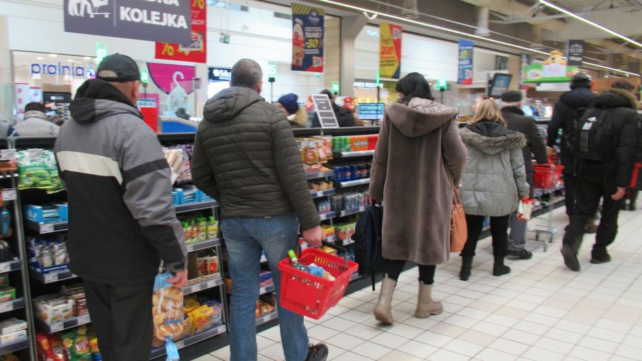 Stock Marek BazakFot. Zofia i Marek Bazak/East News,07.02.2023. Warszawa N/z zakupy w hipermarkecie Carrefour - kolejka do kasyZOFIA BAZAK