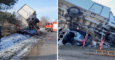 Groźny wypadek na skrzyżowaniu. Auto dostawcze przygniotło osobówkę