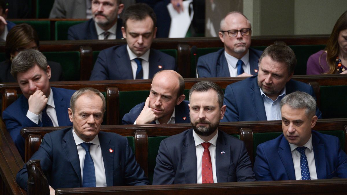 Warszawa, 18.01.2024. W pierwszym rzędzie: premier Donald Tusk (L), wicepremier, minister obrony narodowej Władysław Kosiniak-Kamysz (C) oraz wicepremier, minister cyfryzacji Krzysztof Gawkowski (P) na sali obrad Sejmu w Warszawie, 18 bm. W Sejmie ma odbyć się dziś głosowanie nad rządowym projektem ustawy budżetowej na rok 2024. (jm) PAP/Marcin Obara