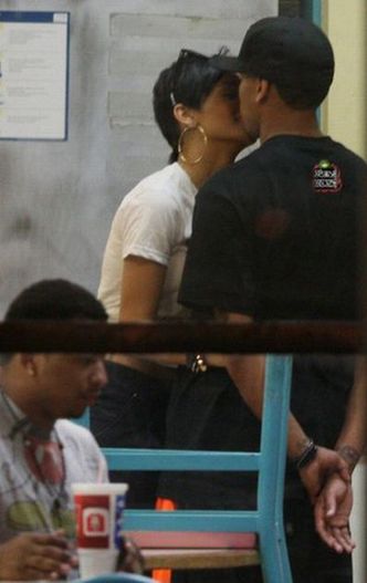Rihanna publicznie całuje Chrisa!