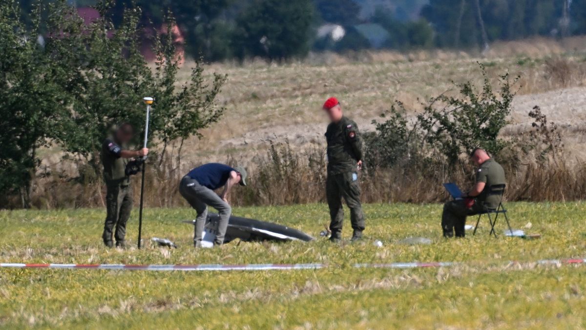 Wohyń, 10.09.2025. Służby w miejscu upadku rosyjskiego drona w miejscowości Wohyń, 10 bm. W nocy przestrzeń powietrzna Polski została wielokrotnie naruszona przez rosyjskie drony. (ad) PAP/Wojtek Jargiło