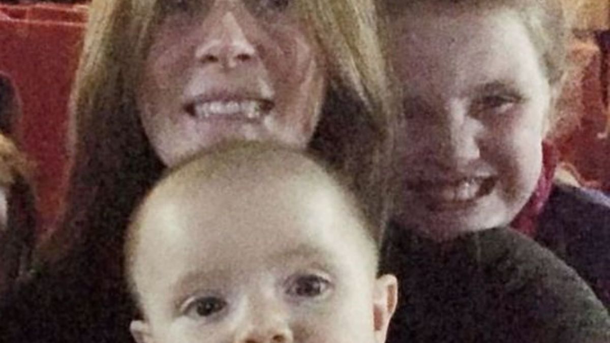 Matka z dziećmi w kinie