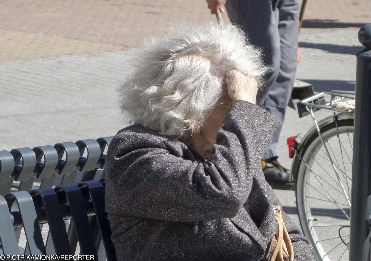 Proste badanie, przerażająca diagnoza i leczniczy materac za blisko 4 tys. zł. Tak „leczy się” w Polsce emerytów