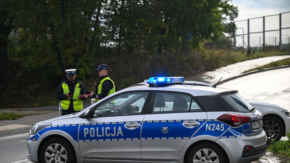 Obława
Gdynia, 22.10.2023. Ob�awa na 44-letniego Grzegorza Borysa w Gdyni, 22 bm. M�czyzna podejrzany jest o zab�jstwo swojego 6-letniego syna. W sobot� prokuratura wyda�a postanowienie o przedstawieniu Grzegorzowi Borysowi zarzutu przest�pstwa z art. 148 par. 2 pkt 1 kk, czyli zab�jstwa ze szczeg�lnym okrucie�stwem. Skierowano r�wnie� wniosek do s�du o tymczasowe aresztowanie m�czyzny. Grzegorz Borys jest poszukiwany listem go�czym jako podejrzany na terenie ca�ego kraju. (ad) PAP/Adam War�awa
Adam War�awa
Grzegorz Borys, morderstwo, Ob�awa, poszukiwania, zab�jstwo