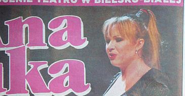 Guzik w pończochach na scenie