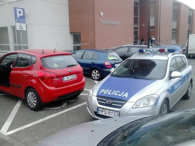 Tak zaparkowali policjanci pod sądem. Szok!