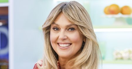 Jej sukienka to hit dla 50-latek. Idealny wybór na letnie przyjęcia