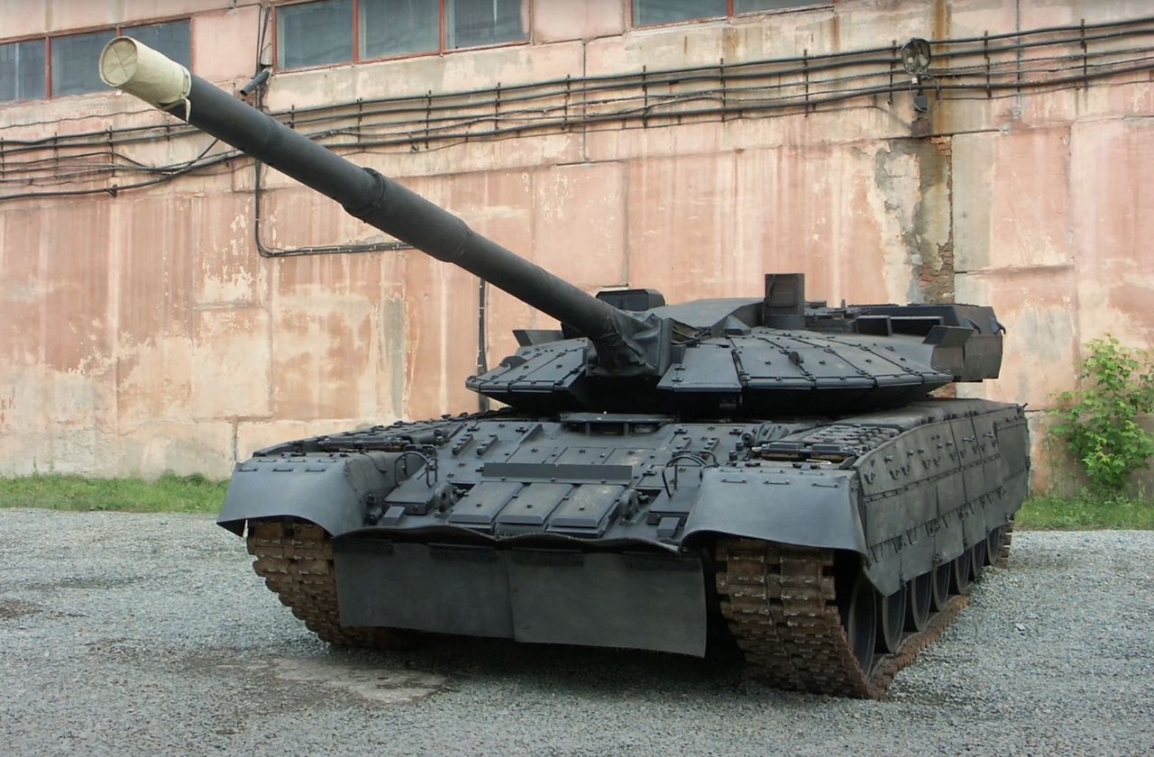 Prototyp Czarnego Orła z armatą 125 mm. Widoczne elementy pancerza Kaktus i duża nisza wieży