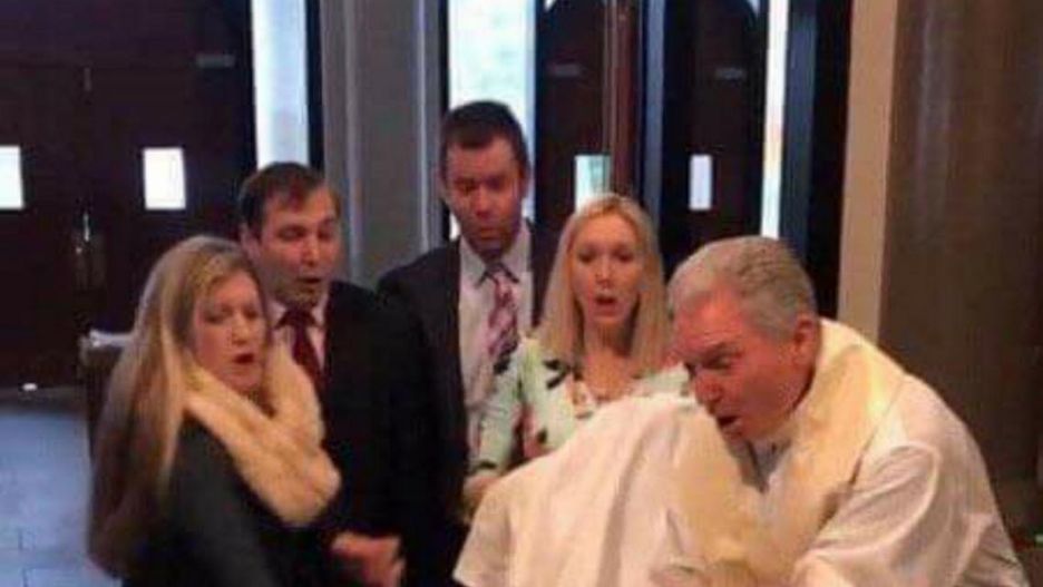 Ksiądz gwałtownie zanurzył dziecko w chrzcielnicy