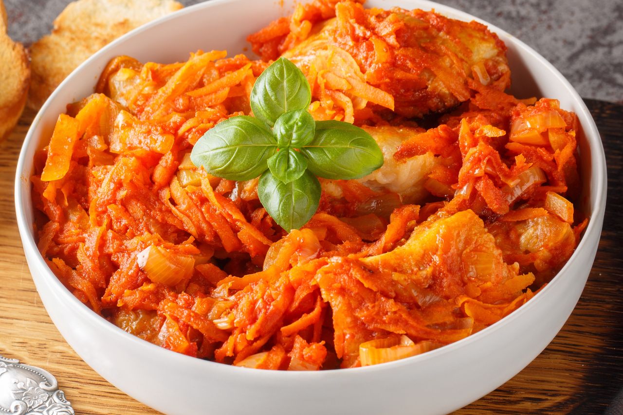 Inni dodają do pizzy, Ewa Wachowicz robi z nim rybę. Jeszcze lepsza niż po grecku