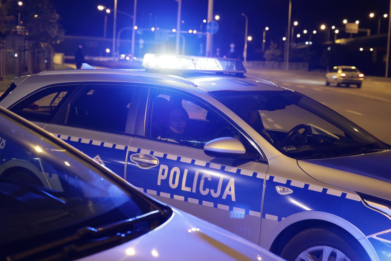 Szczuczyn: Nocny wypadek na trasie S61. Alfa Romeo wbiła się w barierki