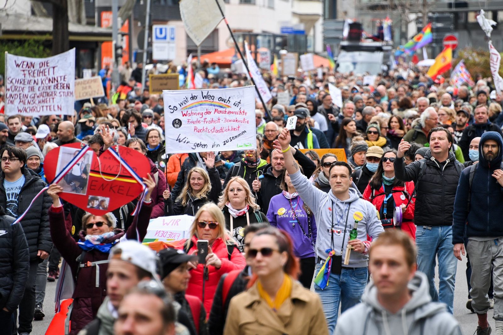 Protest koronasceptyków w Stuttgarcie