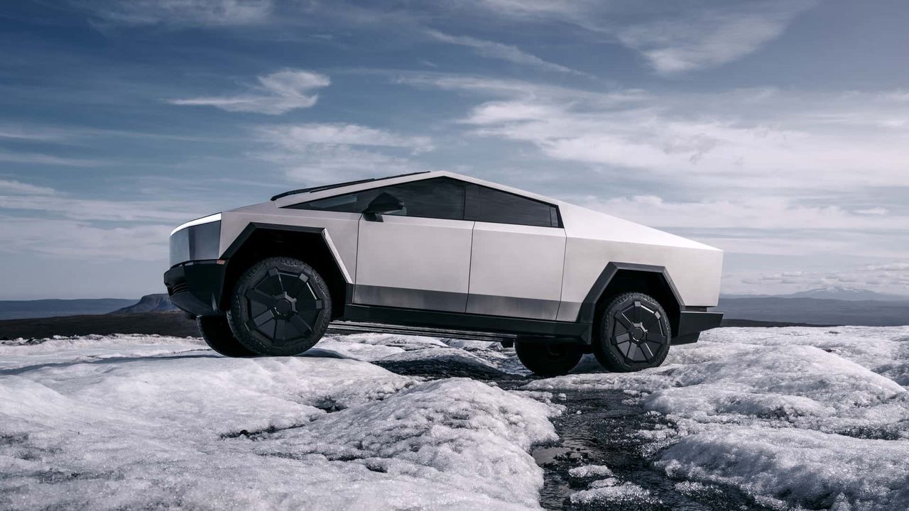 Tesla Cybertruck oficjalnie wjeżdża na rynek. Nie wszystko jest takie, jak obiecywał Musk