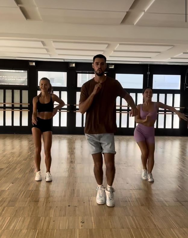 Internautka wytyka Annie Lewandowskiej, że nie potrafi tańczyć: "Pani w różu LEPIEJ". Celebrytka odpowiedziała (WIDEO)