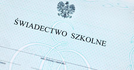 Szkolne świadectwa wciąż wzbudzają emocje. W sieci wrze