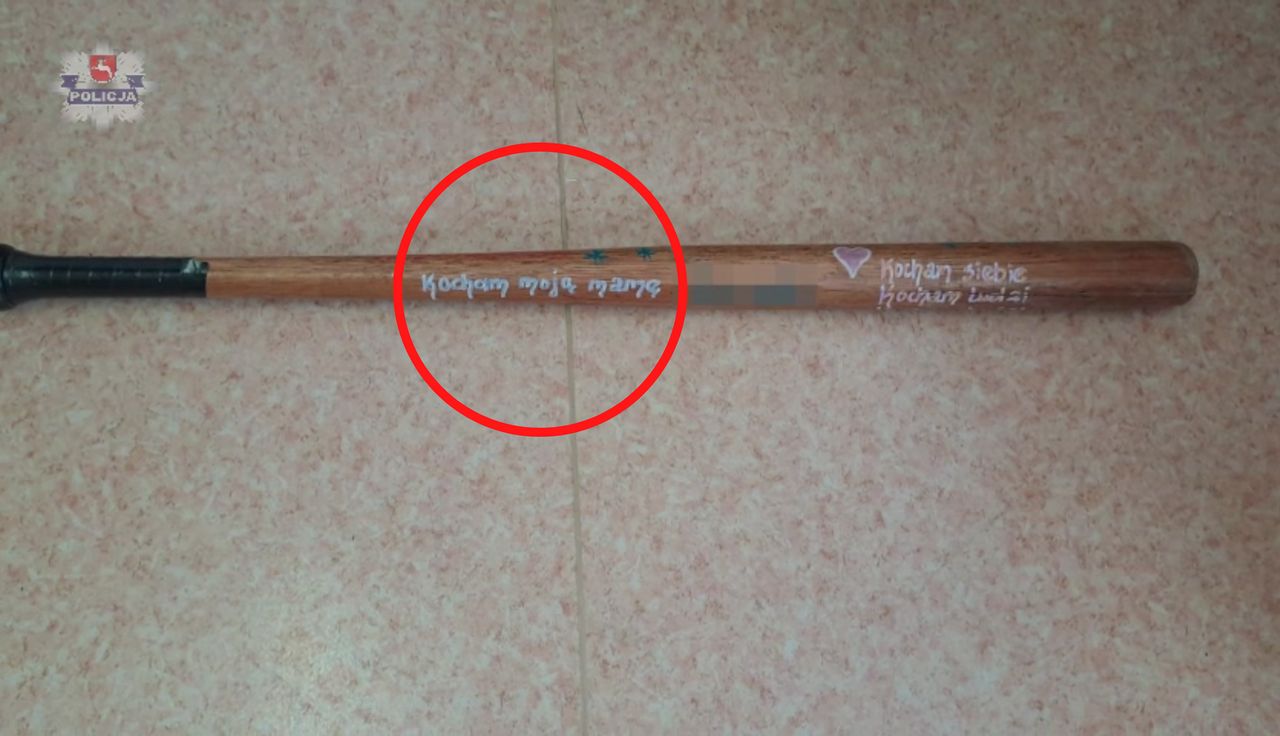 Zdumiewające, co miał napisane na kiju. Właśnie nim atakował ludzi