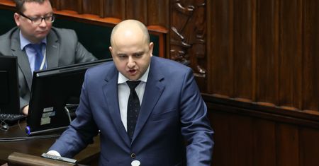 Nerwowo w Sejmie. Na mównicy pojawił się Matecki, krzyki na sali