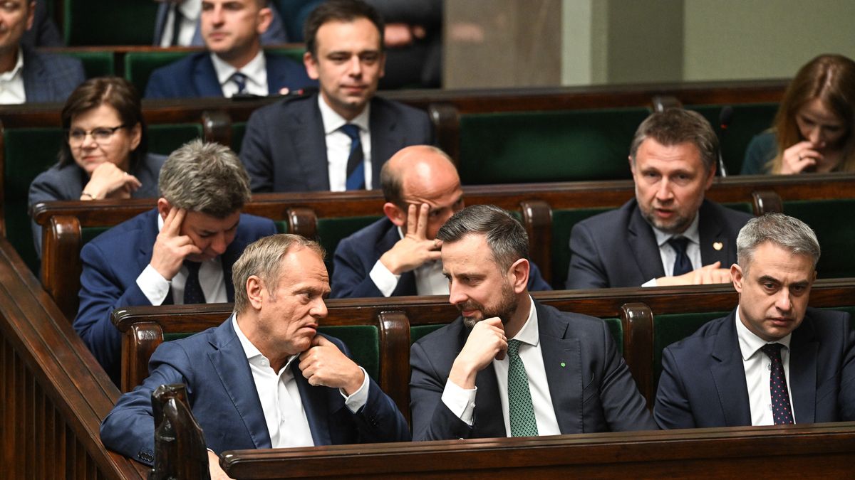 Warszawa, 08.05.2024. Premier Donald Tusk (L), wicepremier, minister cyfryzacji Krzysztof Gawkowski (P) i wicepremier, minister obrony Władysław Kosiniak-Kamysz (C) na posiedzeniu niższej izby parlamentu w Warszawie, 8 bm. Sejm rozpoczął trzydniowe posiedzenie. Posłowie zajmą się m.in. projektem ustawy wprowadzającym świadczenie "aktywni rodzice w pracy", czyli tzw. babciowe. Sejm rozpatrzy też projekt w sprawie tzw. wakacji składkowych oraz projekt ustawy o bonie energetycznym. (aldg) PAP/Radek Pietruszka