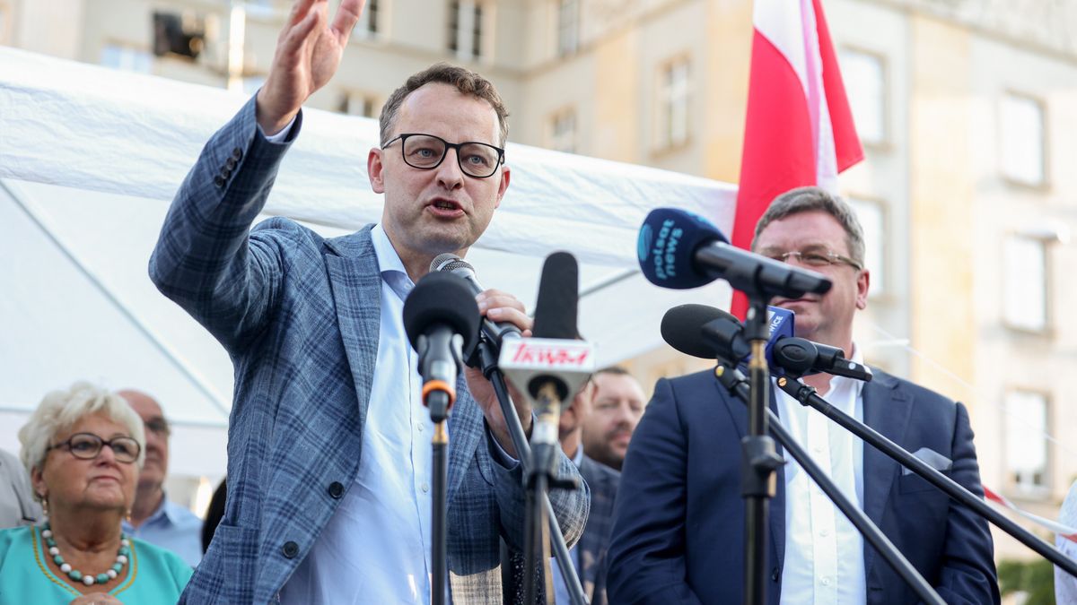 Marcin Romanowski Micha� W�jcik
Katowice, 30.07.2024. Pos�owie PiS: Marcin Romanowski (2L) i Micha� W�jcik (P) podczas "Protestu w obronie Ojczyzny przed bezprawiem i anarchi�" w Katowicach, 30 bm. Manifestuj�cy chc� wyrazi� sprzeciw wobez rz�du. (ad) PAP/Micha� Meissner
Micha� Meissner
manifestacja, PiS, protest, w obronie ojczyzny, polityk, polityka, pose�