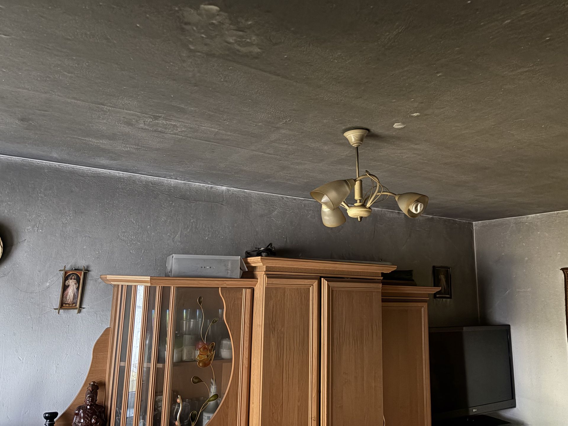 Wnętrze spalonego mieszkania przy ul. Szmaragdowej