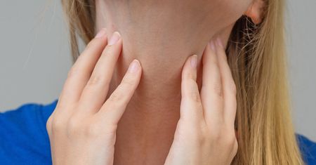 Coraz więcej młodych osób choruje na raka gardła i języka. Jakie daje objawy?