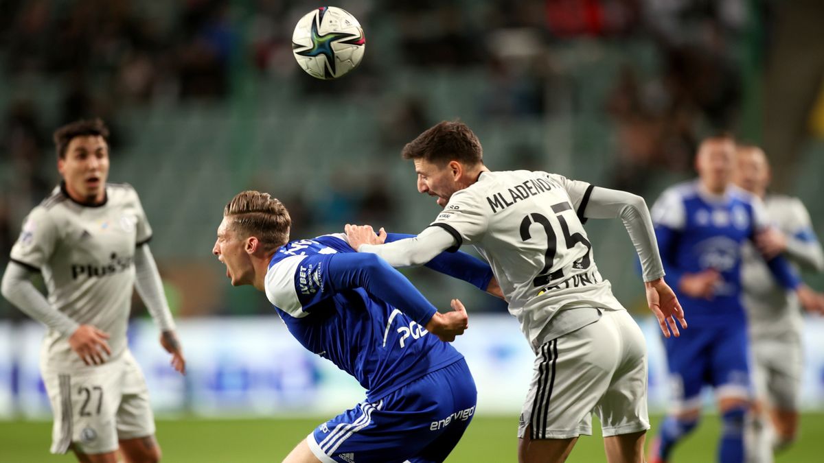 PAP / Leszek Szymański / Na zdjęciu: piłkarze drużyny Legia Warszawa Josue (z lewej) i Filip Mladenović (z prawej) oraz Mateusz Żyro (w środku) z zespołu Stal Mielec