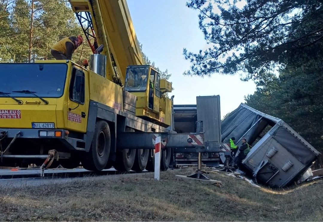 Blisko dramatu pod Toruniem. Naładowana naczepa odczepiła się od ciągnika