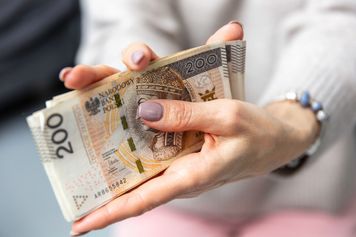 Ile trzeba zarabiać na 5 tys. zł emerytury? Oto wyliczenia