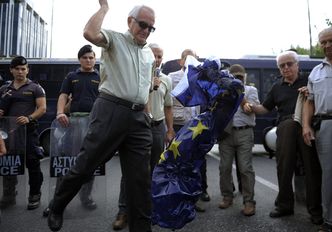 Greccy emeryci przeciwni cięciom finansowym spalili flagę UE